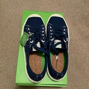 CARIUMA Pantone brand new